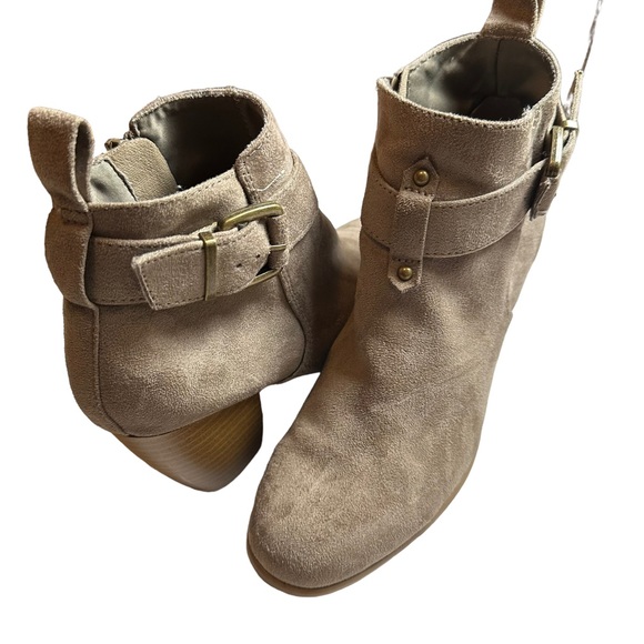 Qupid Taupe Suede Ankle Booties Stacked Block Heel Buckle Strap Side Zip Size 7M - Picture 2 of 7